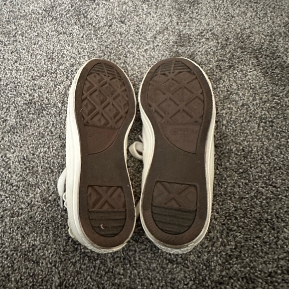 White lace up converse with flower detailing - Picture 2 of 5